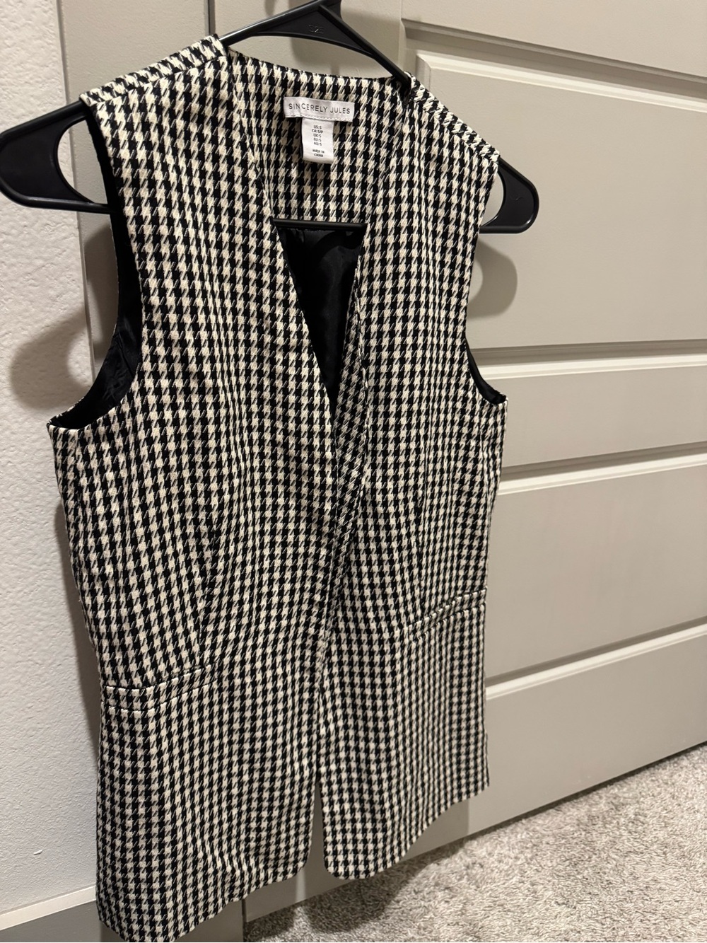 Sincerly Jules Black & White Houndstooth Sleeveless Blazer Vest